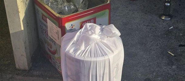 고인 얼굴 새겨진 유골함이 재떨이 옆에…장례식장서 무슨 일